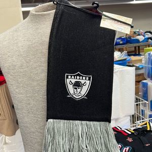 NWT. Oakland Raiders Scarf